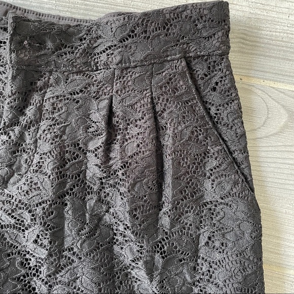 BLACK LACE SHORTS - Picture 3 of 4
